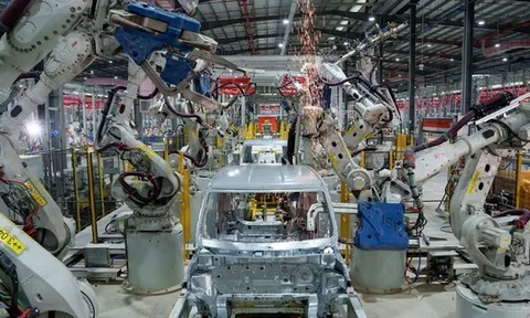 Trước dự án hơn 21.000 tỷ đồng tại quê nhà, tỷ phú Phạm Nhật Vượng đã khánh thành nhà máy sản xuất ô tô điện sau 7 tháng xây dựng, lọt top nhanh nhất thế giới