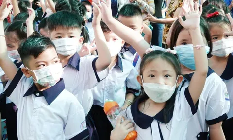 Vì sao nhiều học sinh lớp 1 phải đóng BHYT tới 15 tháng?