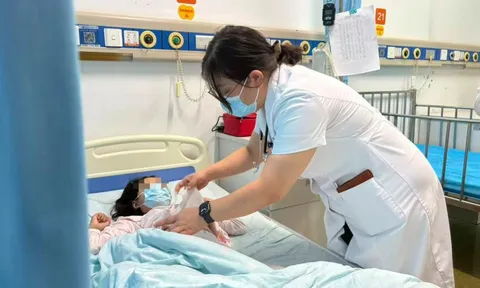 Bé 13 tuổi bất ngờ bị suy thận, suy tim: Bố mẹ bật khóc, hối hận vì không làm điều này sớm hơn