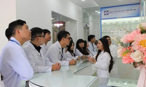 Sinh viên dược thử tay nghề ở nhà thuốc thật 100% tại trường