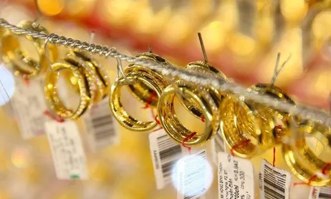 Giữa lúc giá vàng tăng liên tục, một doanh nghiệp ở Hà Nội cho phép khách đặt trước vàng nhẫn, tối đa 300 chỉ một người