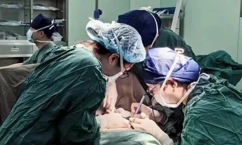 Nam thanh niên phát triển ngực như phụ nữ vì sai lầm khi tập gym