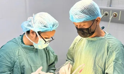 Mở hộp sọ lấy máu tụ cứu bệnh nhi bị ngã từ gác trọ cao 2,5m