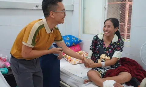 Hành động đẹp của cô gái trẻ mang song thai ghép tay vào chân chờ ngày nối lại
