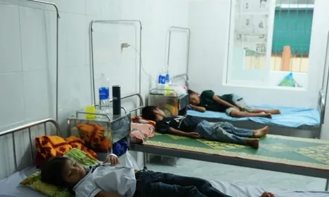 Nhân viên y tế ‘tố’ nữ phó hiệu trưởng độc quyền bếp ăn