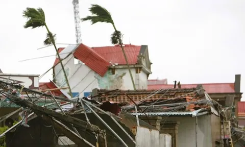 Số người thương vong do bão số 10 tăng cao, tàn phá hàng trăm ngàn ngôi nhà