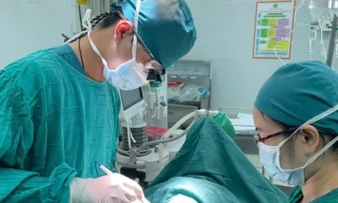 Cành cây dài 16 cm nằm trong bụng bé gái suốt 4 tháng