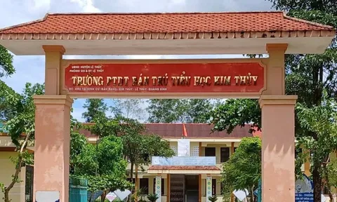 Sau vụ ngộ độc tập thể, học sinh đồng loạt nghỉ học ‘tẩy chay’ phó hiệu trưởng