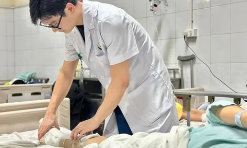 Nhiều điểm tại Hà Nội ngập nặng, loạt bệnh viện lớn dừng khám ngoại trú