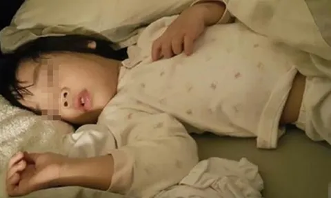 Bé gái 6 tuổi ngủ một mình trên chiếc giường 2 mét, nhưng lúc nào cũng kêu "chật chội", người mẹ bật khóc khi kiểm tra camera giám sát!