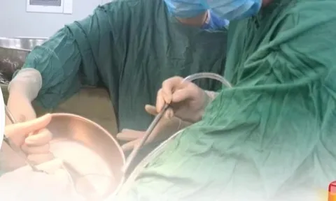 Người đàn ông trung niên suýt chết vì bạn làm cùng nghịch dại