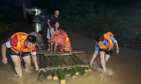 Cao Bằng: Vượt mưa lũ, xuyên đêm đưa sản phụ đến bệnh viện an toàn