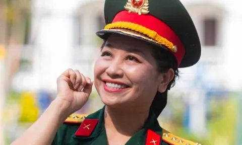 Nữ NSND mang hàm Đại tá, có bằng tiến sĩ, hiện là Giám đốc nhà hát