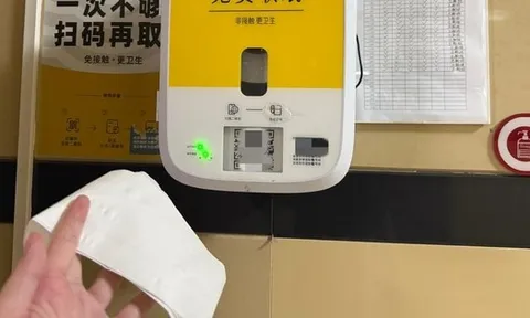 Nhà vệ sinh công cộng ở Trung Quốc bắt người dùng xem quảng cáo để lấy giấy