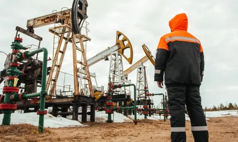 Nga đang chịu 'đòn giáng' mạnh hơn cả hàng vạn lệnh trừng phạt của phương Tây: 1 triệu thùng dầu biến mất mỗi ngày, trong nước thiếu xăng diện rộng dù liên tục xuất khẩu dầu