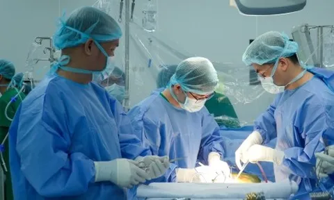 Anh ruột hiến gan cứu em trai 'từ cõi chết'