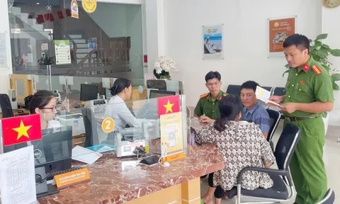 Kết bạn với tỷ phú trên mạng, người phụ nữ bị lừa 900 triệu đồng