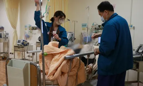 Người đàn ông có nước tiểu "đen kịt": Bác sĩ cảnh báo "thứ này chứa độc, uống vào phá gan, hại thận"