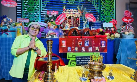 Bàn thờ Tổ đặc biệt của NSƯT Bạch Long và lời nhắn "hãy để giày dép ngoài sân khấu" từ 1 sân khấu