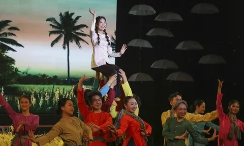 MC Huỳnh Thơ kết hợp vọng cổ, rap trên sân khấu Tình bolero