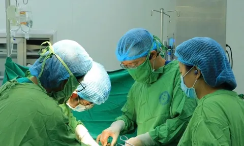 Hi hữu, sản phụ mắc ung thư vòm họng sinh con trong tư thế nửa nằm nửa ngồi