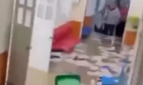 Bệnh viện đa khoa Thảo Nguyên chìm trong biển nước, nhiều vật dụng bị cuốn trôi