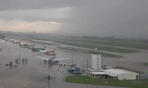 Mưa giông lớn, sân bay Nội Bài cảnh báo khẩn tới hành khách