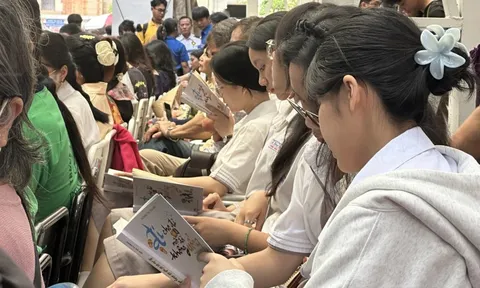 Cô giáo 10 năm “cõng” sách gửi yêu thương đến vùng bão lũ