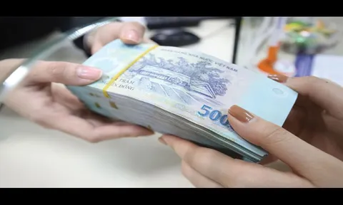 Lương tháng 13 triệu đồng nhưng kế toán chuyển khoản nhầm 4,5 tỷ, bị kiện thì tòa án phán không cần trả lại, nam nhân viên trúng lớn