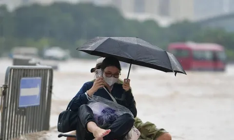 CẬP NHẬT: 54 điểm ngập sâu ở Hà Nội, người dân di chuyển bằng thuyền ở Mỹ Đình