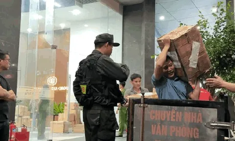 VIDEO: Công an đưa hàng chục thùng carton khỏi toà nhà có trụ sở công ty của Shark Bình