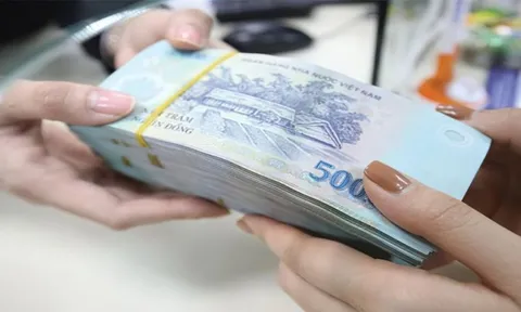 Lương tháng 13 triệu đồng nhưng kế toán chuyển nhầm 4,5 tỷ, bị kiện thì tòa án phán không cần trả lại, nam nhân viên trúng lớn