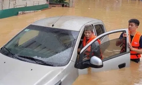Đại uý công an lao mình xuống dòng lũ dữ, cứu người đàn ông mắc kẹt trong ô tô