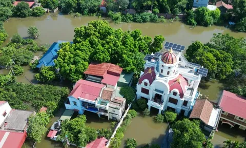 Biệt thự chìm trong biển nước, làng Quả Cảm thành ‘ốc đảo’ giữa Bắc Ninh