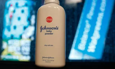 Johnson & Johnson bị tuyên bồi thường gần 25.000 tỷ đồng vì phấn rôm chứa chất gây ung thư, đối mặt hơn 67.000 vụ kiện