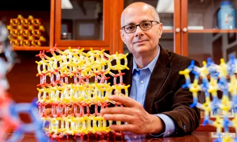 Lập cú đúp giải thưởng VinFuture và Nobel, GS từng là người tị nạn: "Cha mẹ tôi gần như không biết chữ"