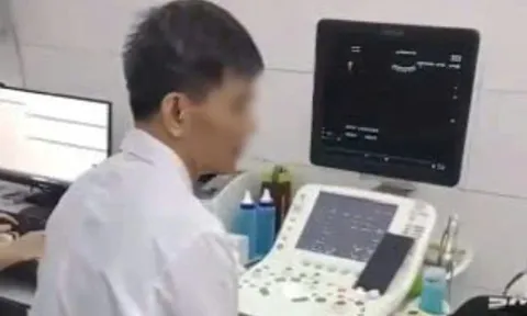 Bệnh viện thông tin việc bác sĩ vừa siêu âm vừa xem điện thoại
