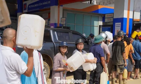 Thái Nguyên: Người dân xếp hàng dài, mang can nhựa đi mua xăng... để chạy máy phát