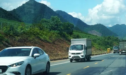 Đầy rẫy vết vá trên mặt đường cao tốc La Sơn - Hoà Liên