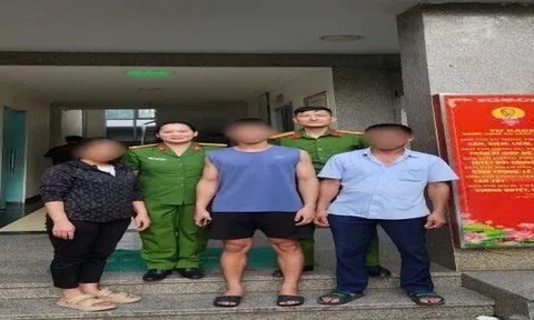 Đang đi bộ trên đường 70, nam thanh niên ở Hà Nội bất ngờ bị công an đưa về đồn