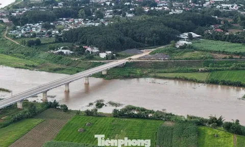 Cầu hơn 120 tỷ xây xong nằm ‘phơi nắng mưa’ chờ… 3 hộ dân