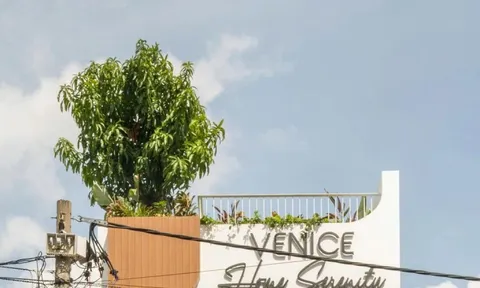 Nhà phố 2 tầng chuyển đổi chức năng với tông màu thanh lịch dễ chịu