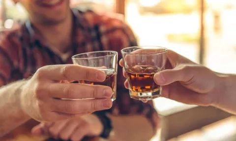Phát hiện 1 thói quen hại sức khỏe ngang uống rượu: Rất nhiều người trẻ làm mỗi ngày