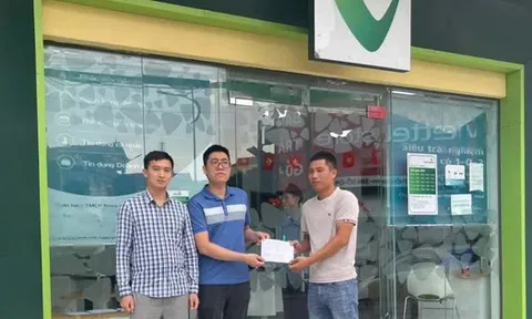 Đột nhiên nhận được 600 triệu đồng, người đàn ông lập tức trình báo công an và đến Vietcombank trả lại