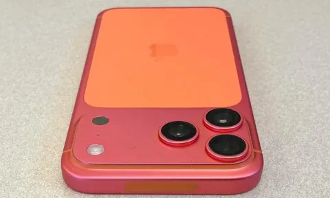 Kỳ lạ chiếc iPhone 17 Pro Max Cam Vũ Trụ bỗng đổi sang màu hồng đỏ