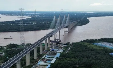Ngắm cầu dây văng có tĩnh không cao nhất Việt Nam