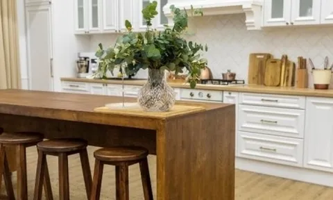 Có nên ốp sàn gỗ cho phòng bếp?
