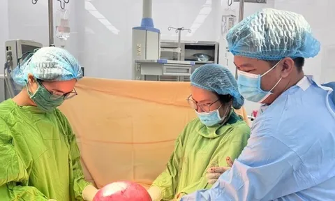 Giải cứu người phụ nữ 'mang bầu' suốt 10 năm