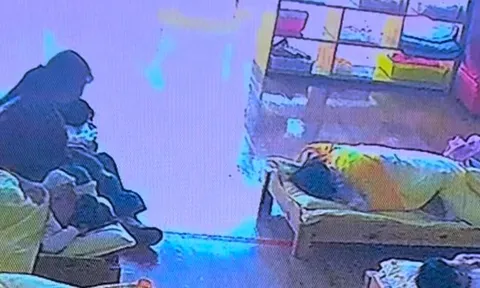 Camera bật giữa trưa, phụ huynh không ngờ thấy cảnh này trong lớp học