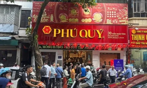 Giá bạc leo thang, người dân nườm nượp xếp hàng từ 6 giờ sáng